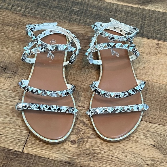 Sandals - Picture 4 of 6